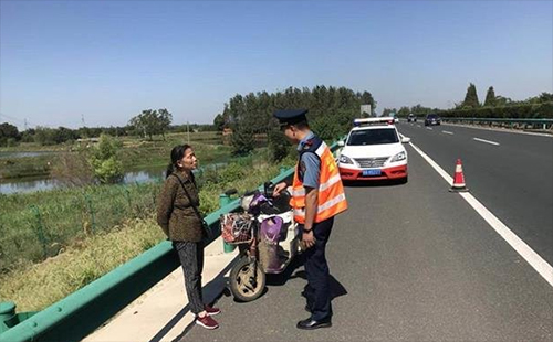 注意行人和非機(jī)動(dòng)車闖入高速公路十分危險(xiǎn)