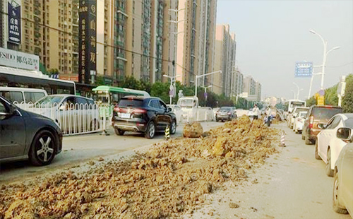 早高峰期間大量渣土占據車道造成堵車