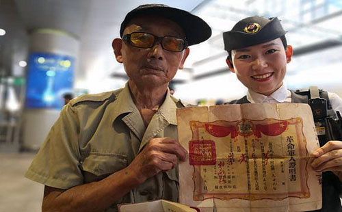 抗美援朝老兵獨(dú)自乘車 武漢客運(yùn)段送上節(jié)日問候