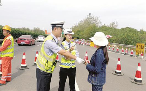 女子下車透氣與丈夫失散 交警助力團圓