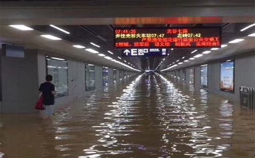 武漢暴雨雷電預(yù)警 “看海”模式啟動(dòng)