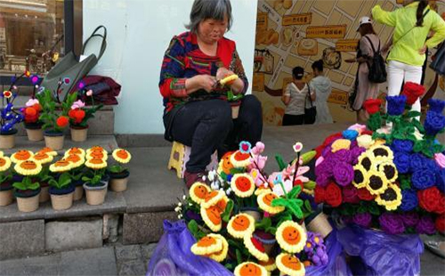 “賣花媽媽”在江漢路賣毛線花給女兒治病